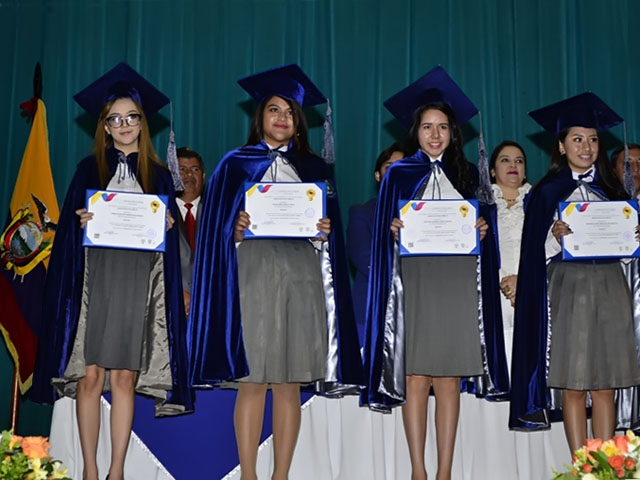 Graduaci&oacute;n en la Unidad Educativa Ambato Promoci&oacute;n 2019 (Colegio Ambato)