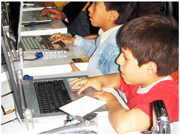 Ni&ntilde;os ingres&aacute;ndo en la era digital