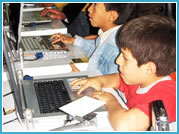 Ni&ntilde;os ingres&aacute;ndo en la era digital