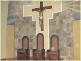 Muebles y Estatua de Jesucristo crusificado