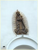 Escultura de la Virgen en la parte externa